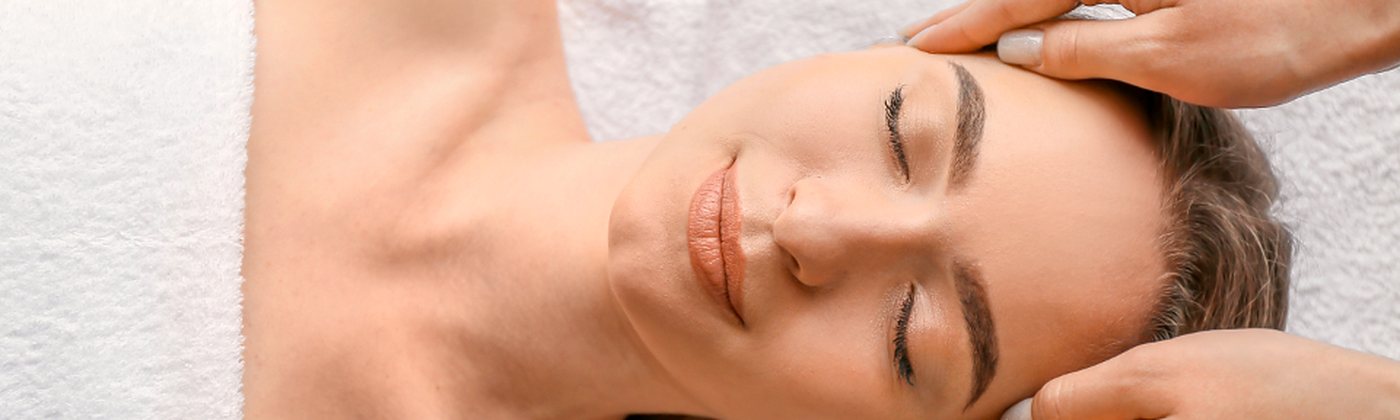 Un trattamento viso in corso in un centro estetico